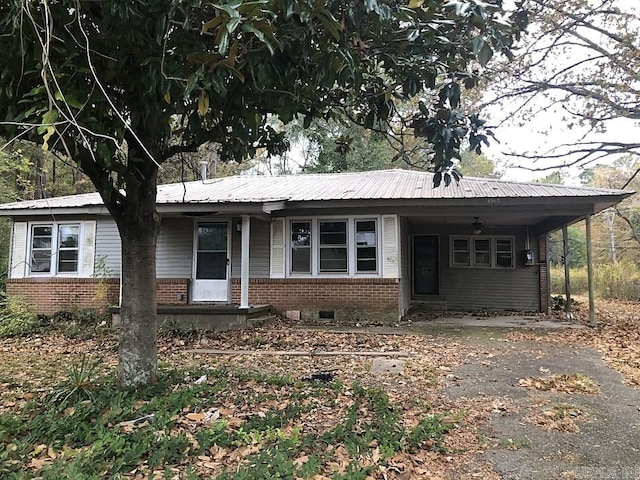 view of front of home featuring a carport