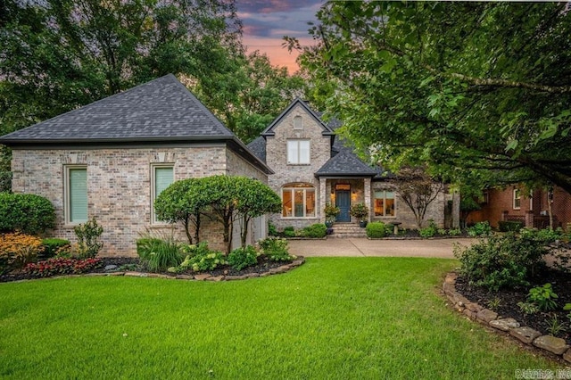 view of front of property featuring a lawn