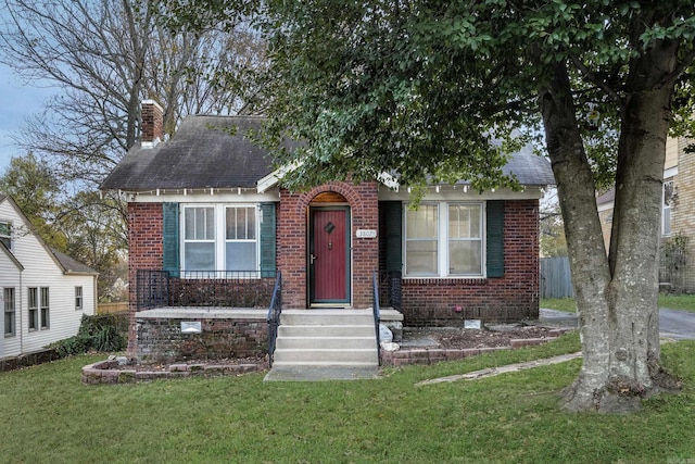 view of front of property featuring a front lawn