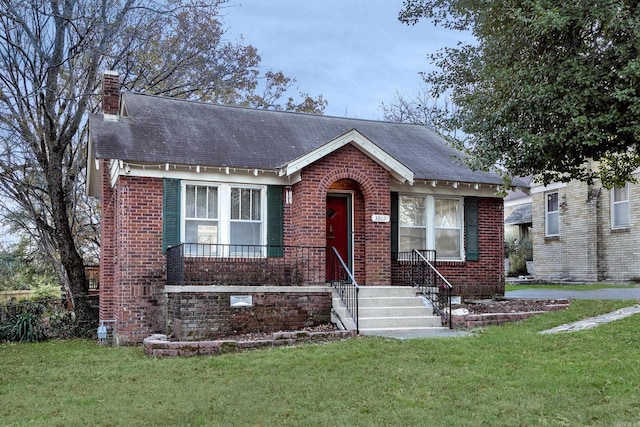 view of front of house featuring a front lawn