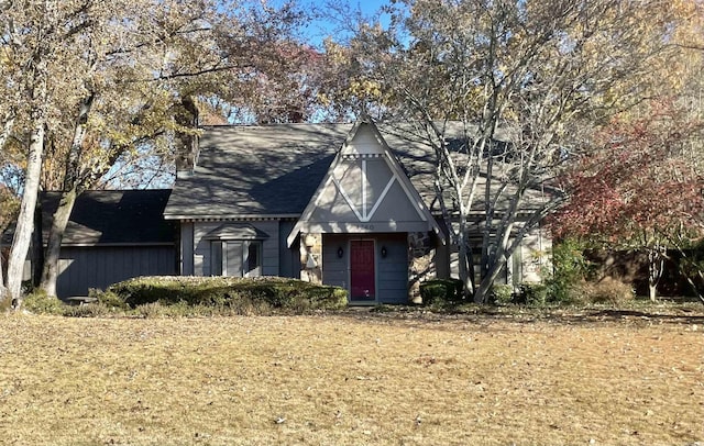 view of front of home featuring a front lawn