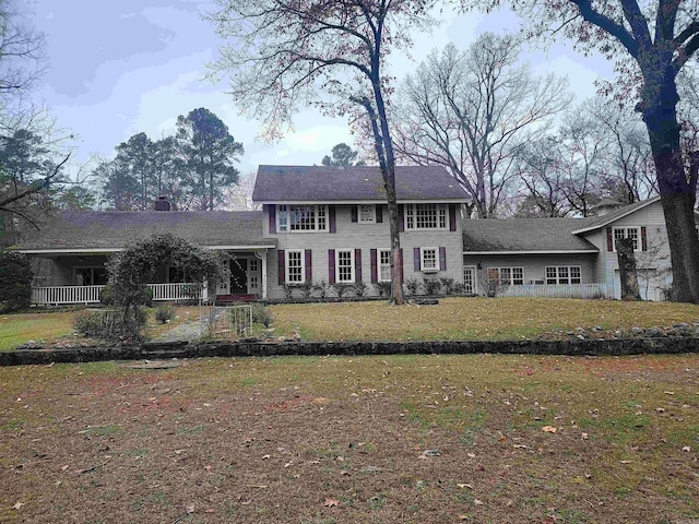 view of front of property with a front lawn