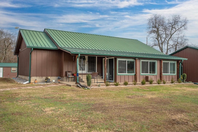 view of front of property featuring a front lawn