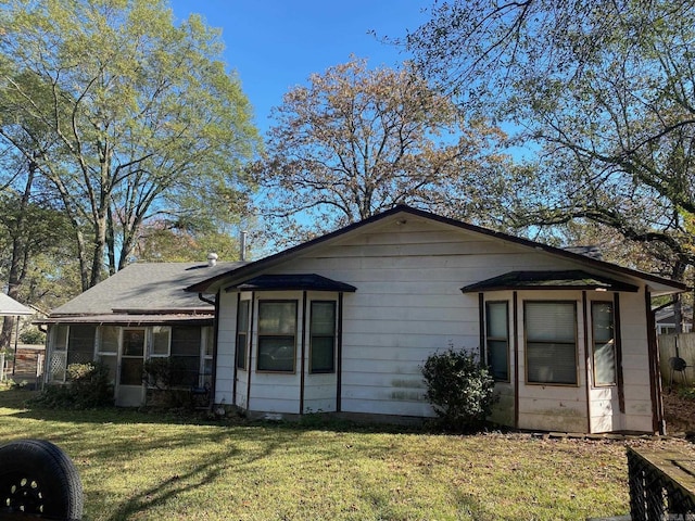 view of front of property with a front yard