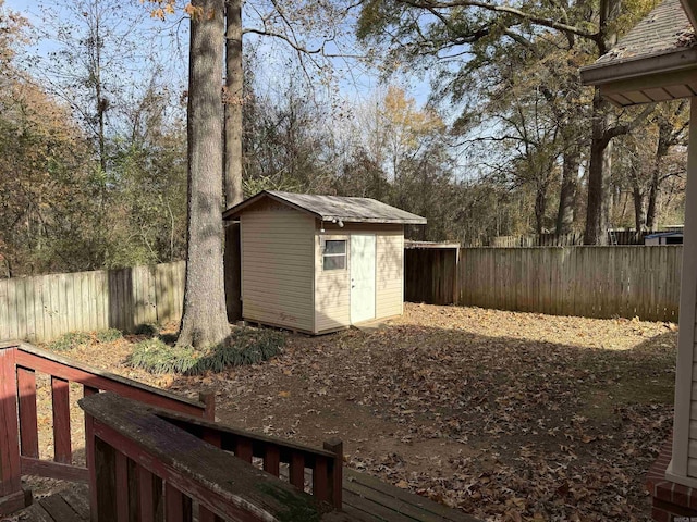 view of yard featuring a storage unit