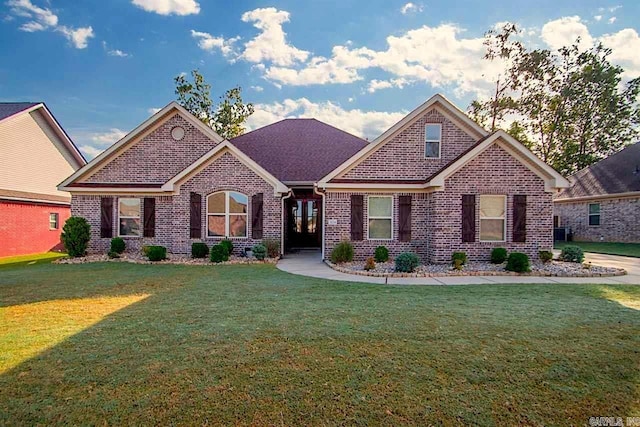 view of front of home featuring a front yard