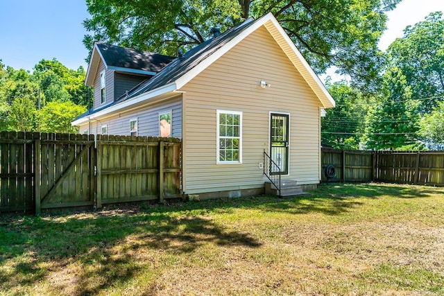 back of house featuring a lawn