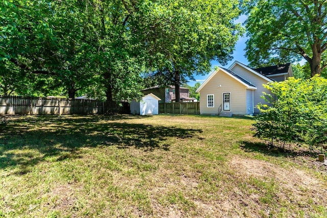 view of yard with a shed