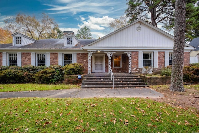 view of front of house featuring covered porch and a front yard