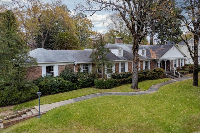 view of front of property featuring a front lawn