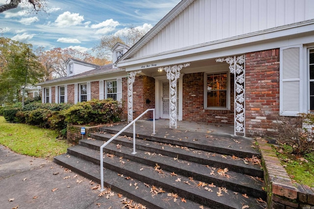 entrance to property featuring a porch