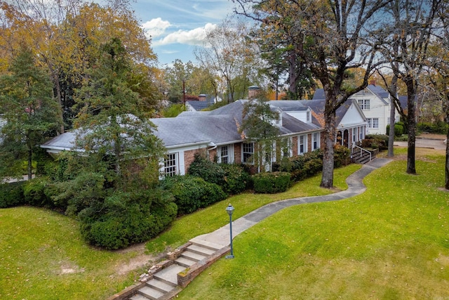 view of front of property featuring a front lawn