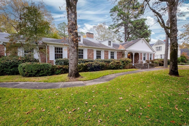 view of front of property with a front lawn