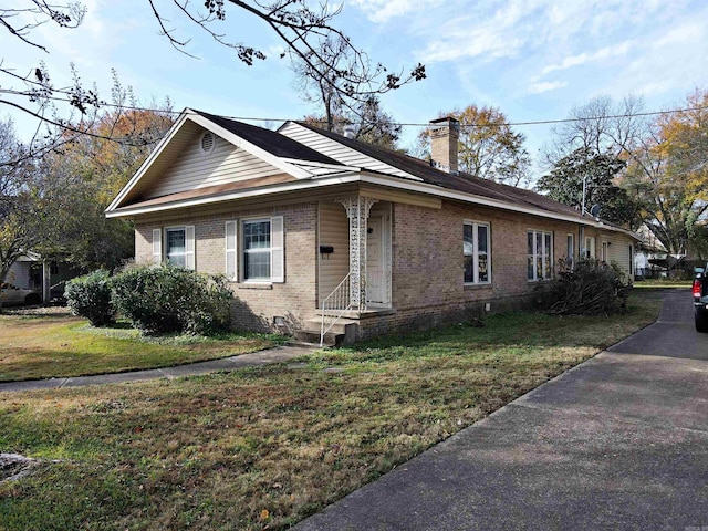 view of front of house with a front lawn