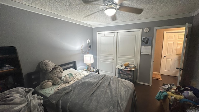 bedroom with ceiling fan, a textured ceiling, and a closet