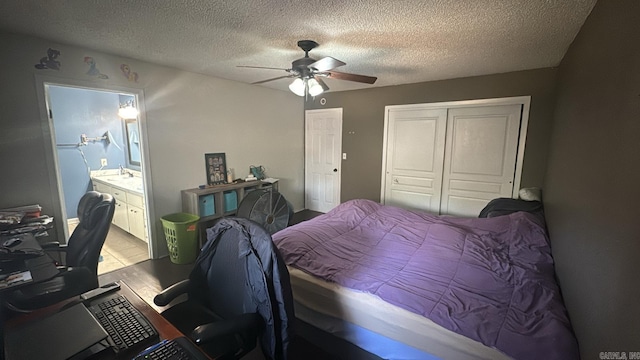 bedroom with ceiling fan, ensuite bathroom, light hardwood / wood-style floors, a textured ceiling, and a closet