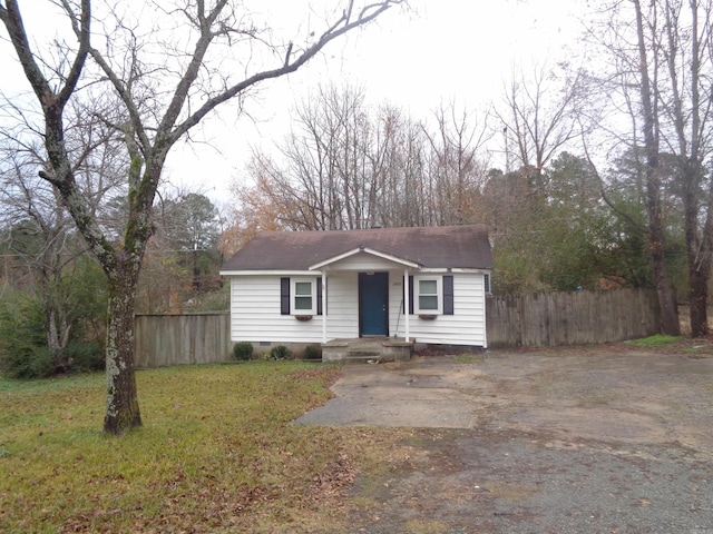 view of front of property featuring a front lawn