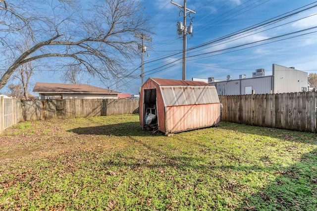 view of yard featuring a storage unit