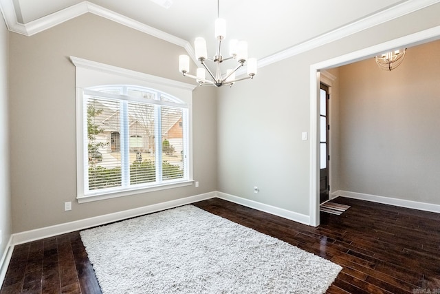 empty room featuring crown molding, dark wood-type flooring, and an inviting chandelier