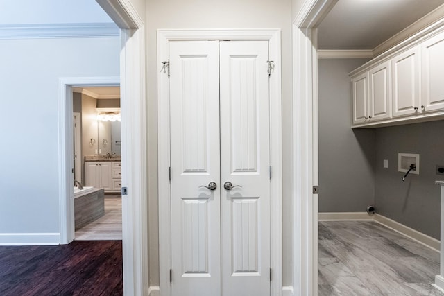 laundry room with cabinets, hardwood / wood-style floors, crown molding, and washer hookup