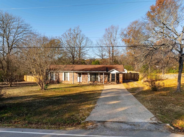 single story home featuring a front yard