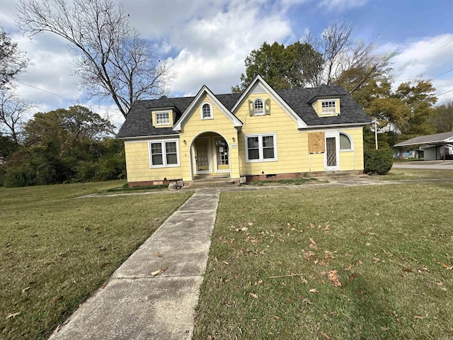 view of front of home with a front lawn