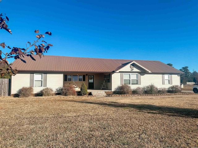 ranch-style house featuring a front yard