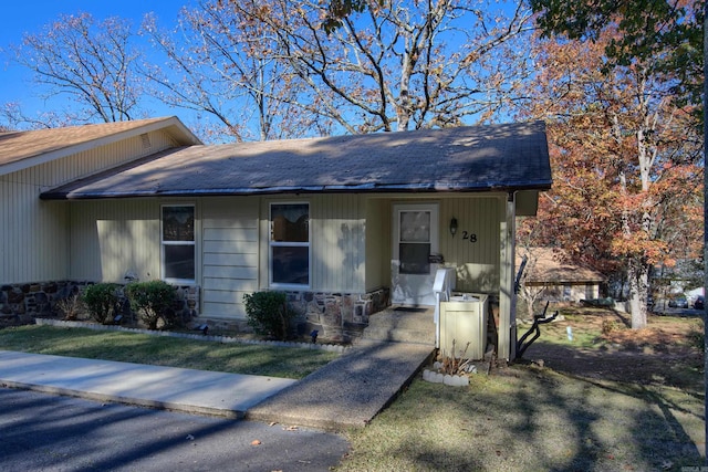 view of front of home with a front lawn