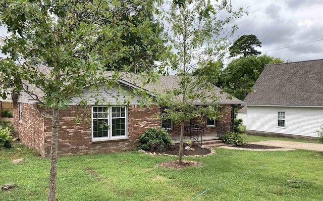 view of front of property with a front lawn