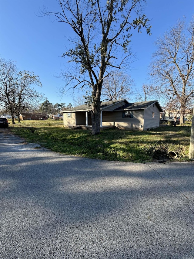 single story home featuring a front lawn