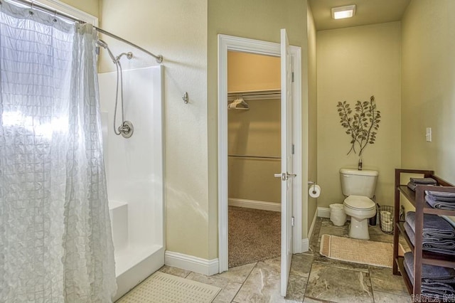 bathroom featuring a shower with shower curtain and toilet