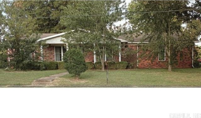 view of front of home with a front yard