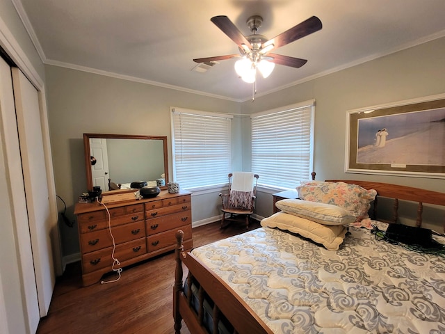 bedroom featuring a closet, dark hardwood / wood-style floors, ceiling fan, and crown molding