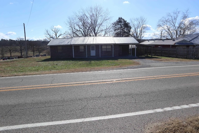 view of front facade featuring a carport and a front lawn