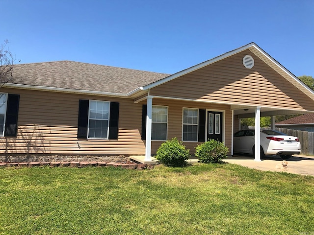 view of front of property featuring a front yard and a carport