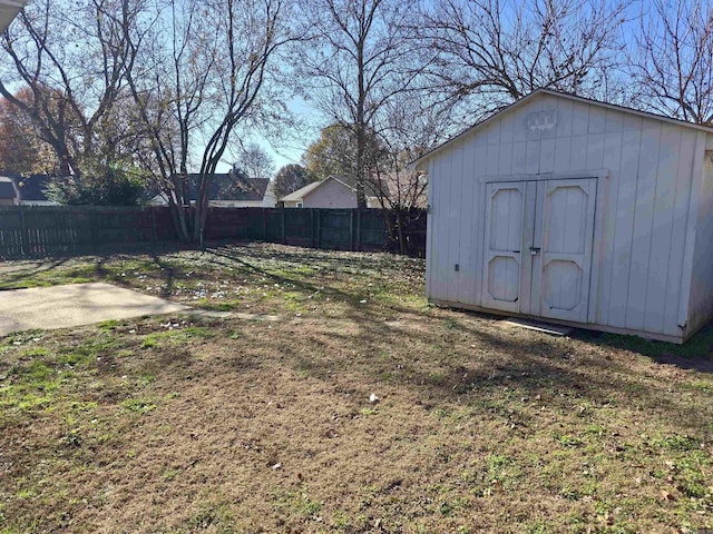 view of yard with a storage shed