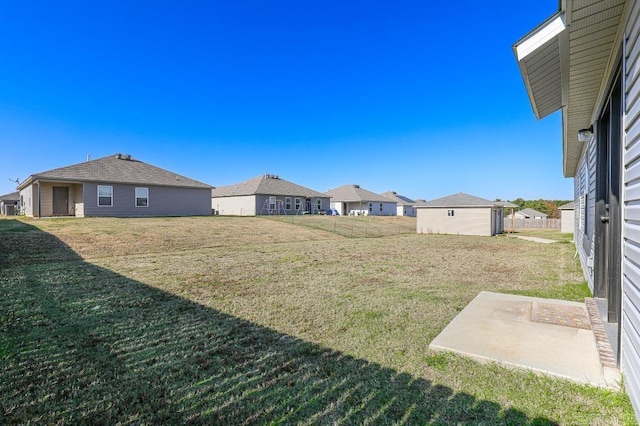 view of yard featuring a storage unit