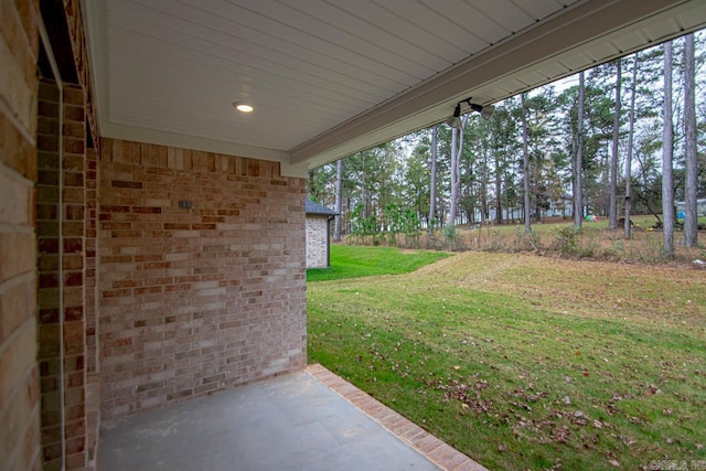 view of yard featuring a patio