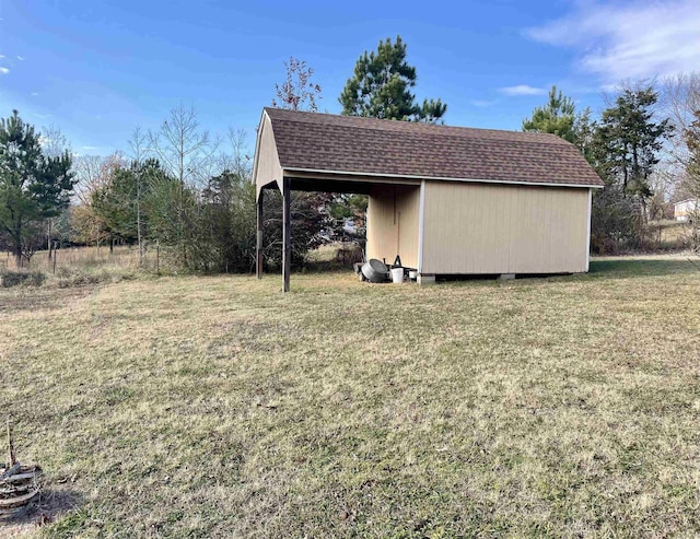 view of yard featuring a storage unit