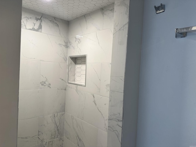 bathroom featuring a tile shower