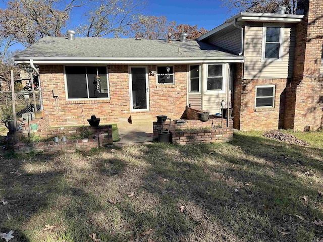 view of front of property featuring a front lawn