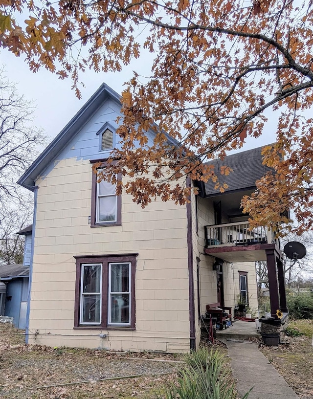 view of front of property with a balcony