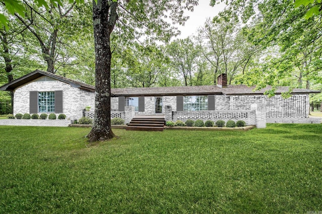 single story home with a front lawn