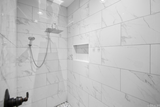 bathroom featuring a tile shower