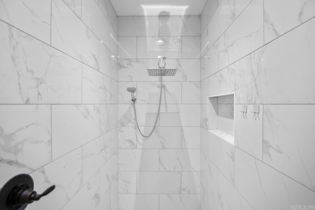 bathroom featuring a tile shower