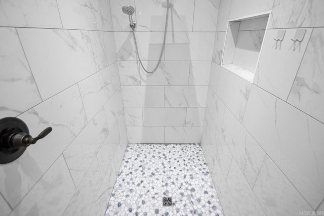 bathroom featuring a tile shower