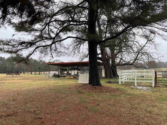 view of yard featuring a rural view