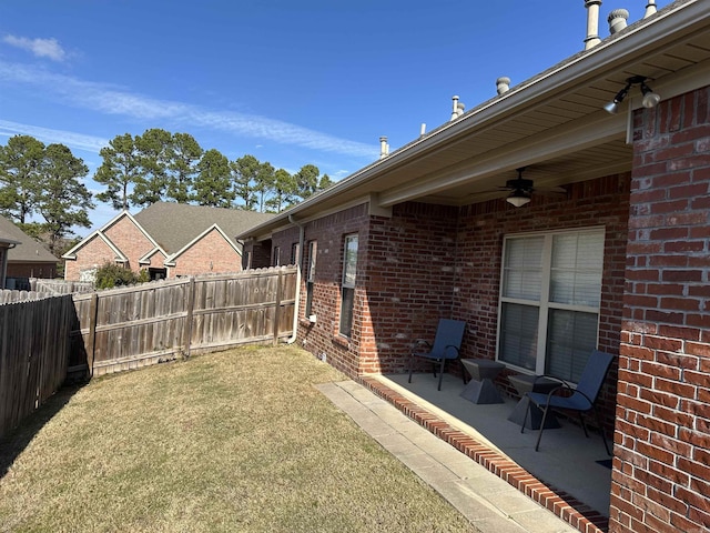 view of yard with ceiling fan