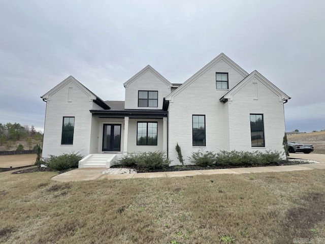 modern farmhouse style home featuring a front lawn