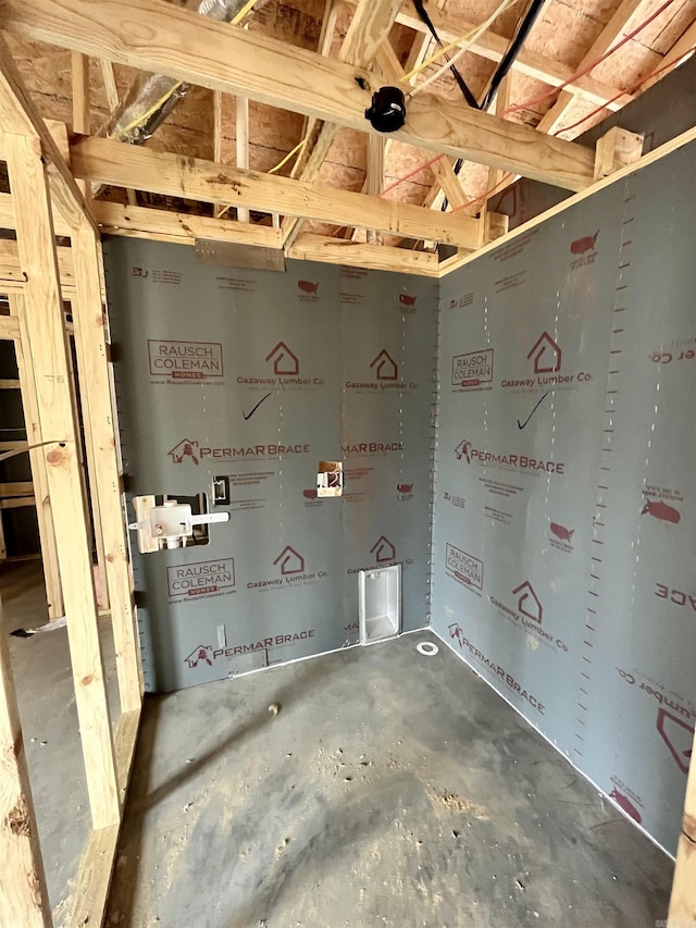 bathroom featuring unfinished concrete floors